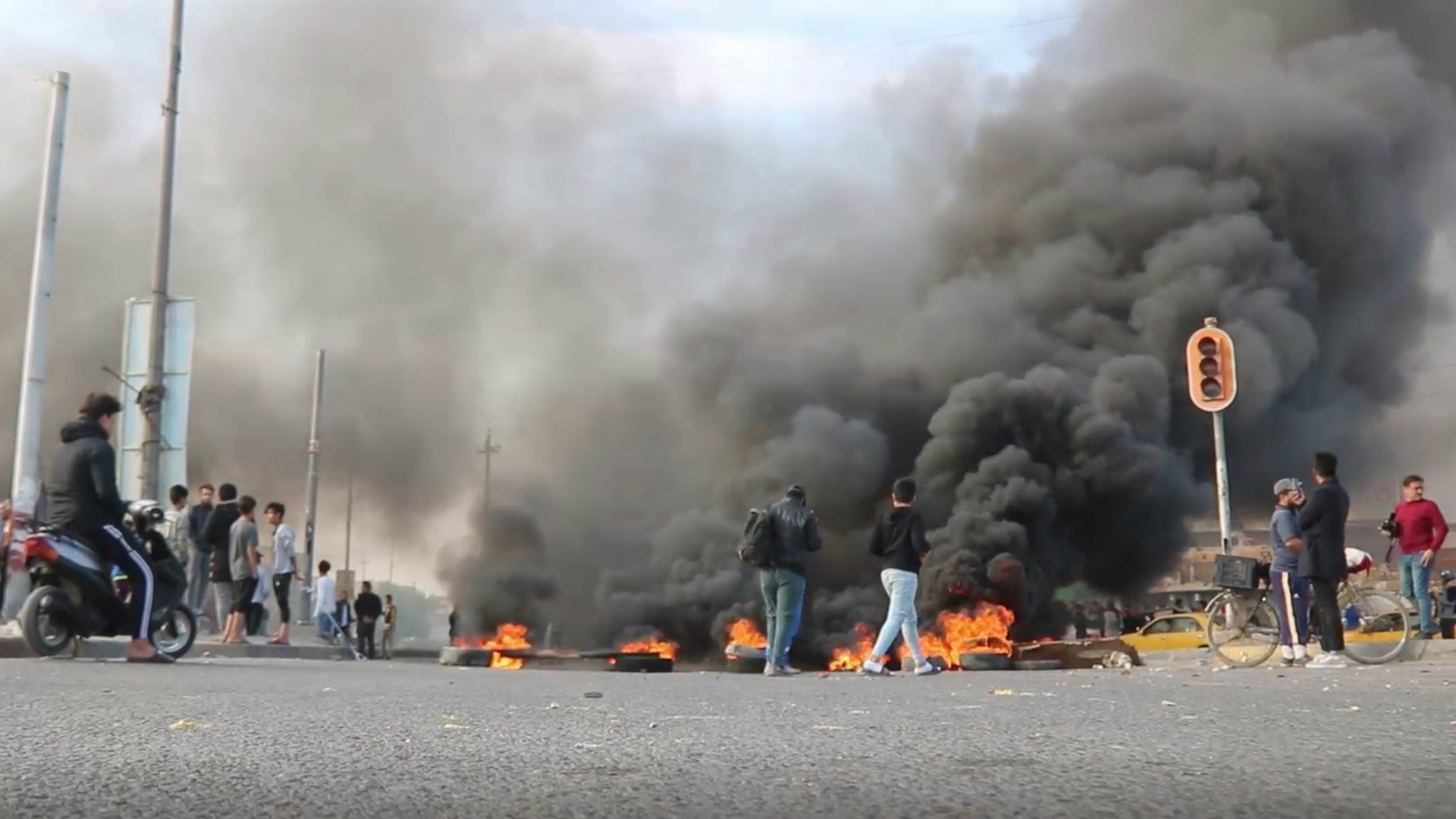 تظاهرات أمام حقل مجنون النفطي واغتيال ٣ مدنيين في البصرة