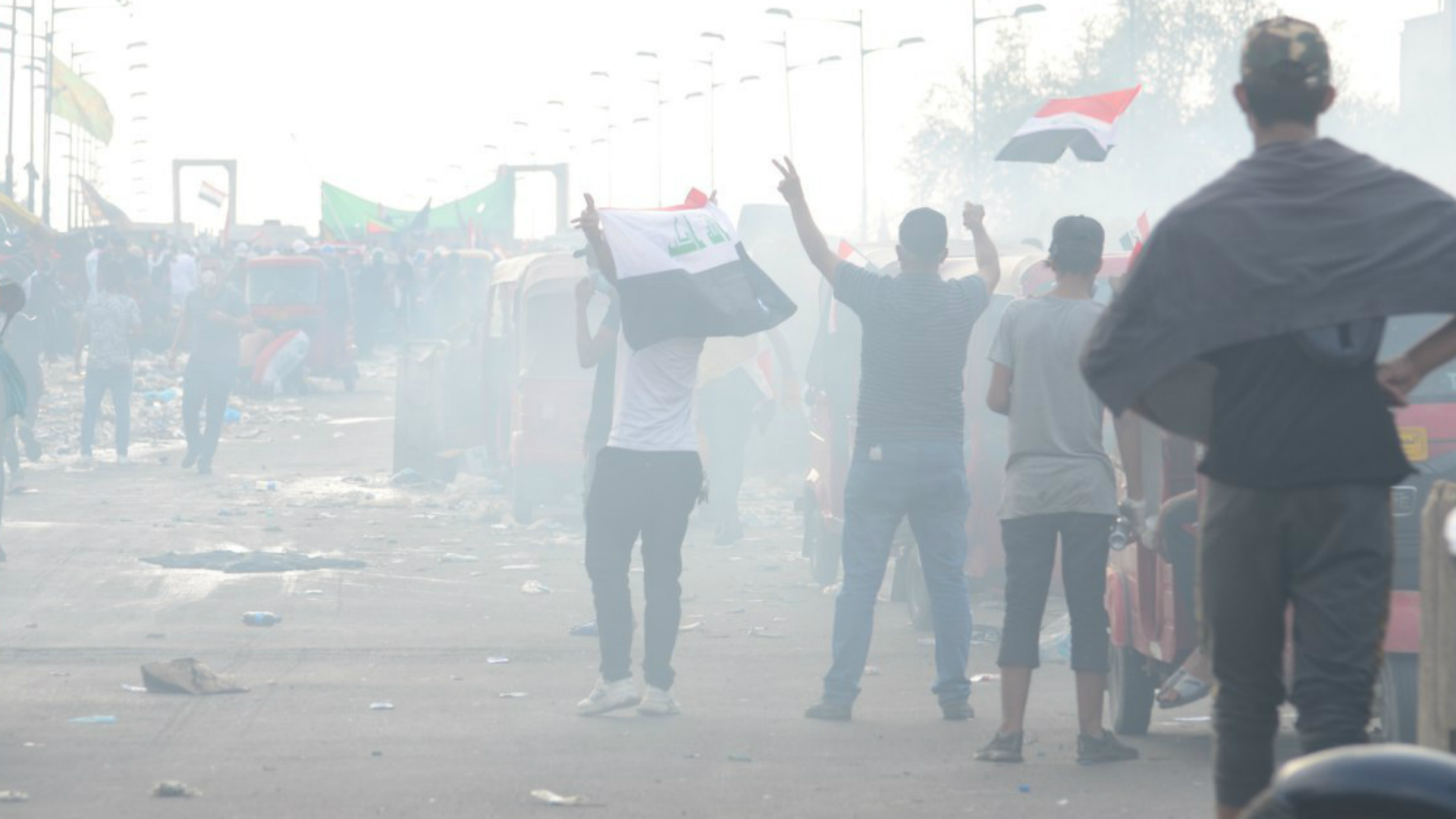 وقوع إصابات في ساحة الخلاني بعد استخدام قوات الأمن للنار والغاز المسيل للدموع