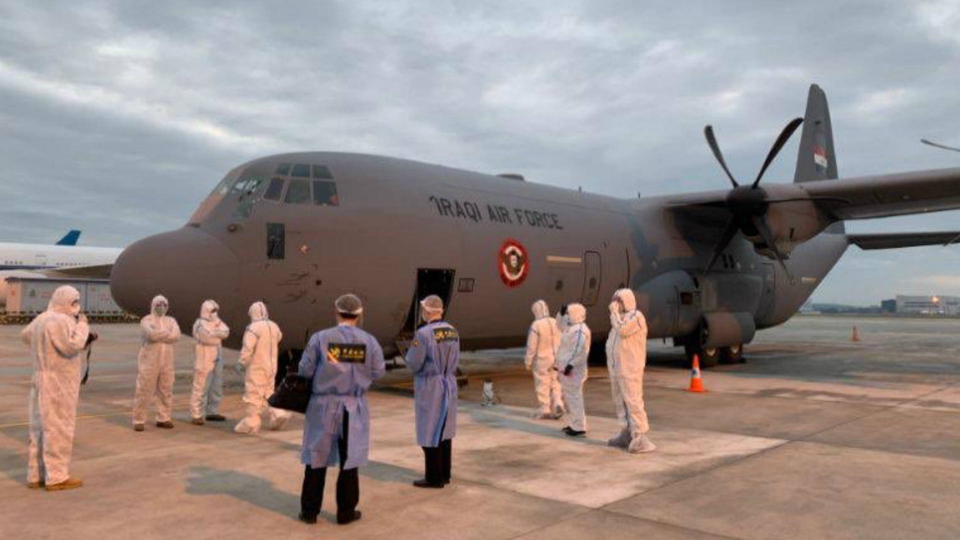 طائرة مساعدات عراقية تصل إلى بيروت