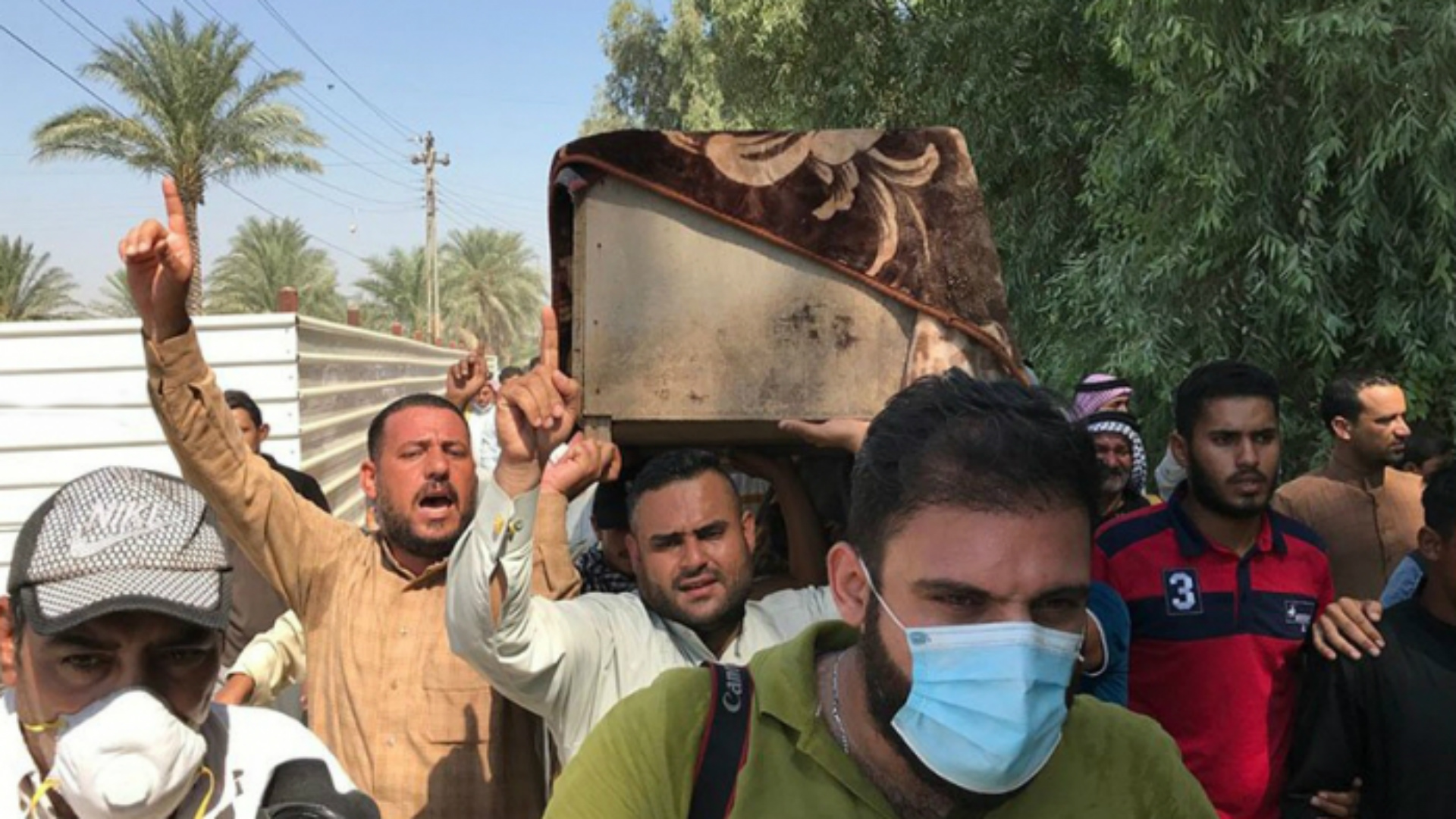 تشييع العائلة التي قتلت بالقصف الصاروخي قرب مطار بغداد